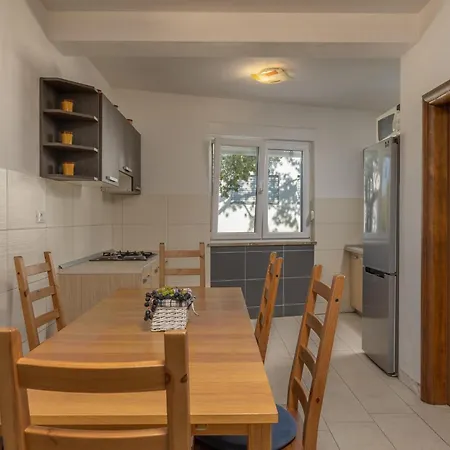 2 Bedroom Stunning Apartment In Njivice