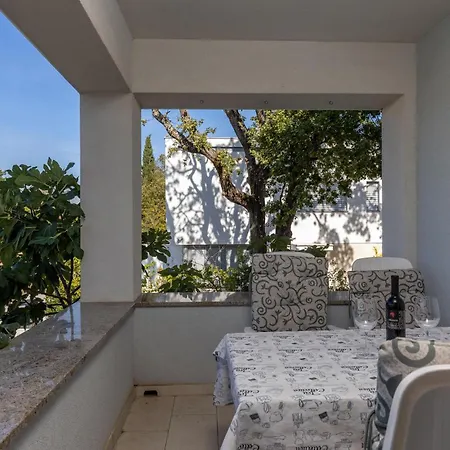 2 Bedroom Stunning Apartment In Njivice Apartman *