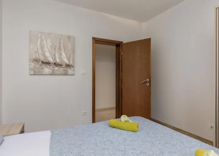 Apartment Lovely In With Wifi Njivice